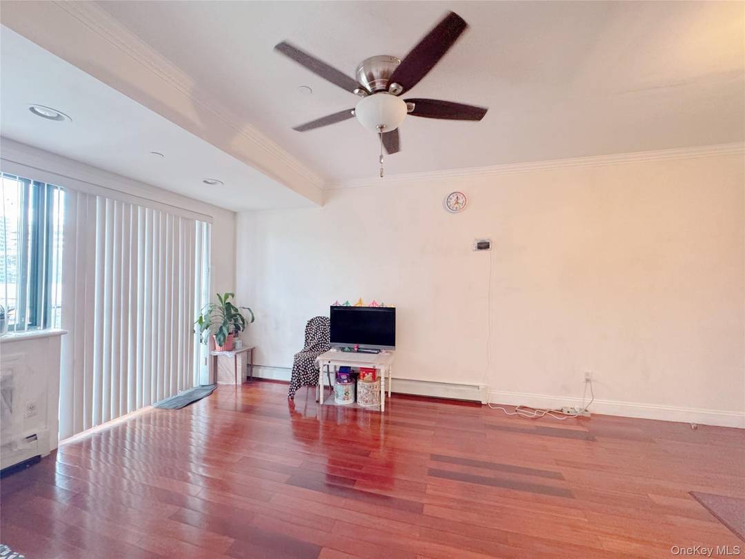 Modern 2BR 2BACondo in Mint Condition Move right into this spacious and sun filled 2 bedroom, 2 bathroom condo located in a young, well maintained building in the heart of ...