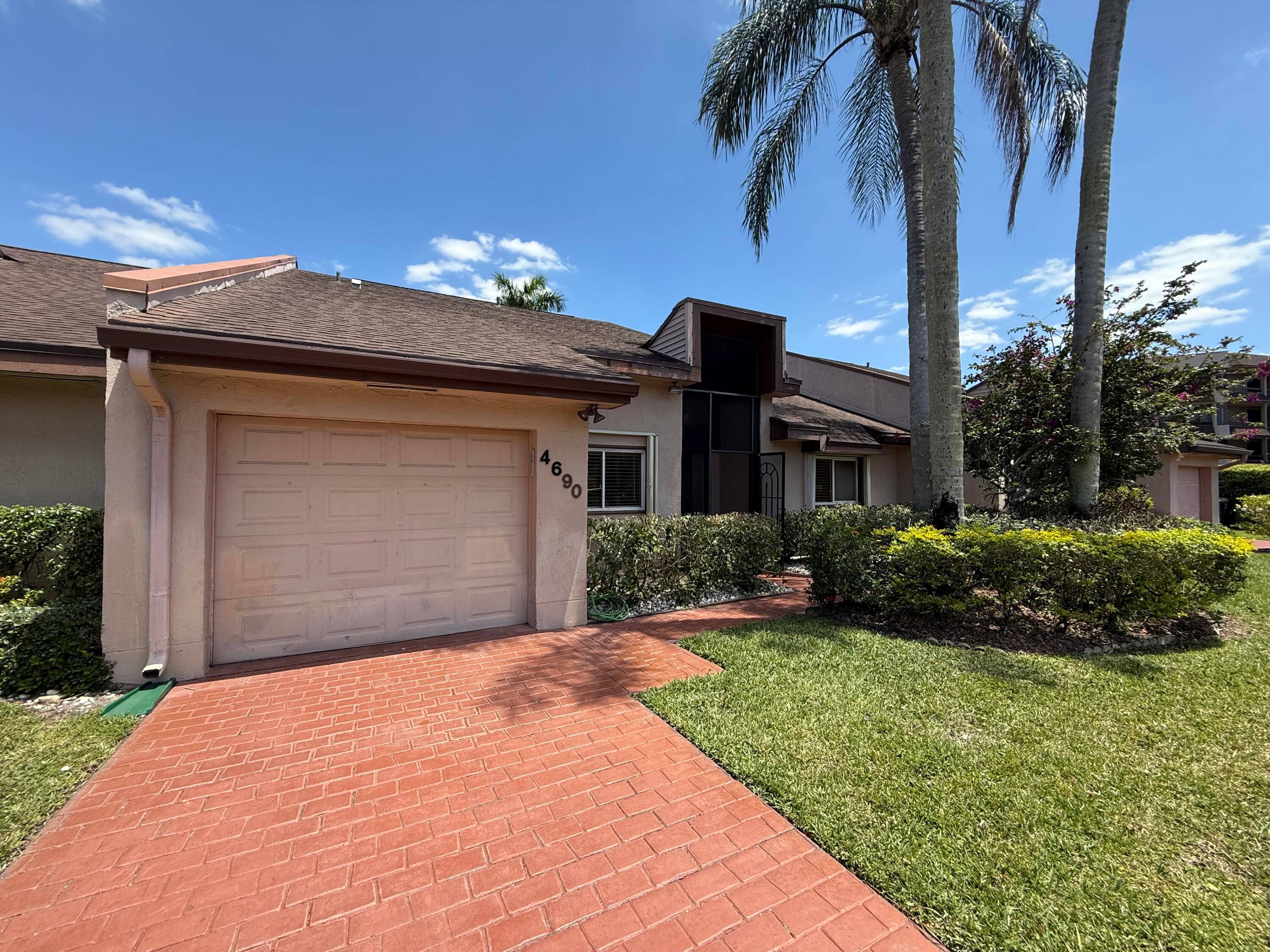 Welcome to this beautifully maintained villa featuring 2 bedrooms, 2.