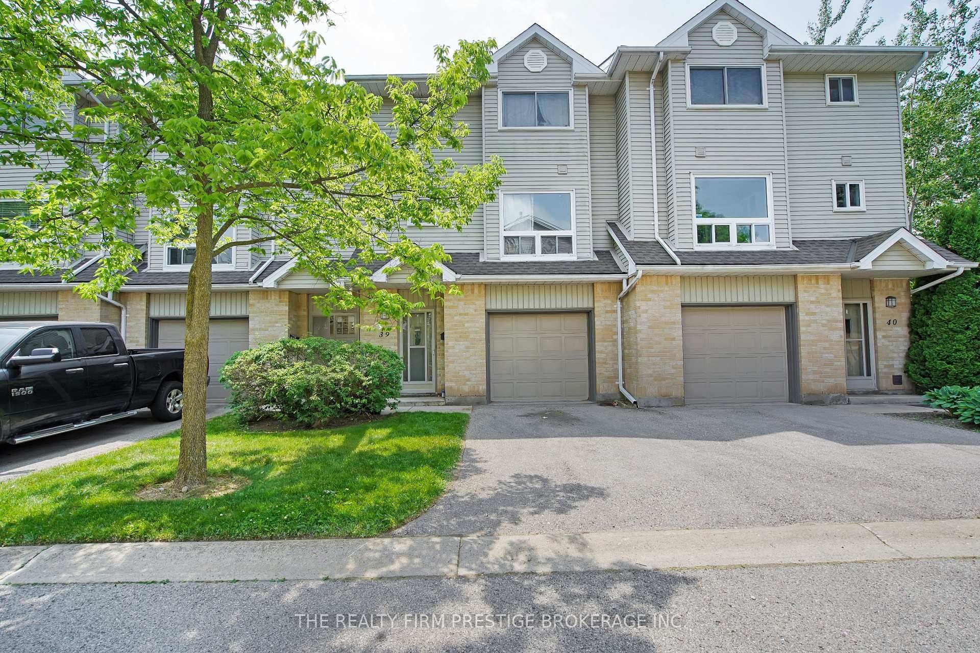 Welcome to this 3 bedroom, 2 bathroom condo located in a desirable and quiet complex.
