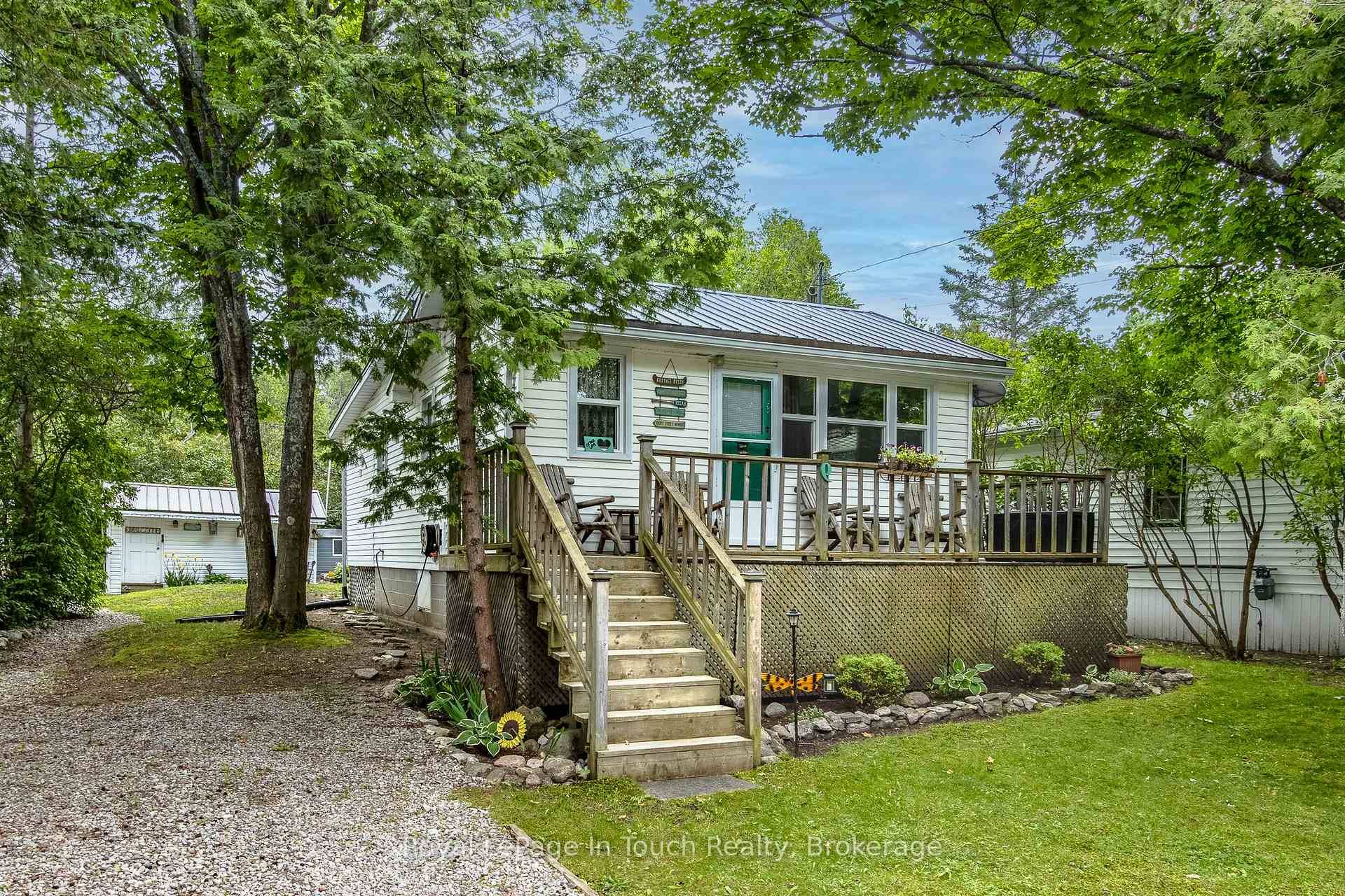 Steps from Grandview Beach !