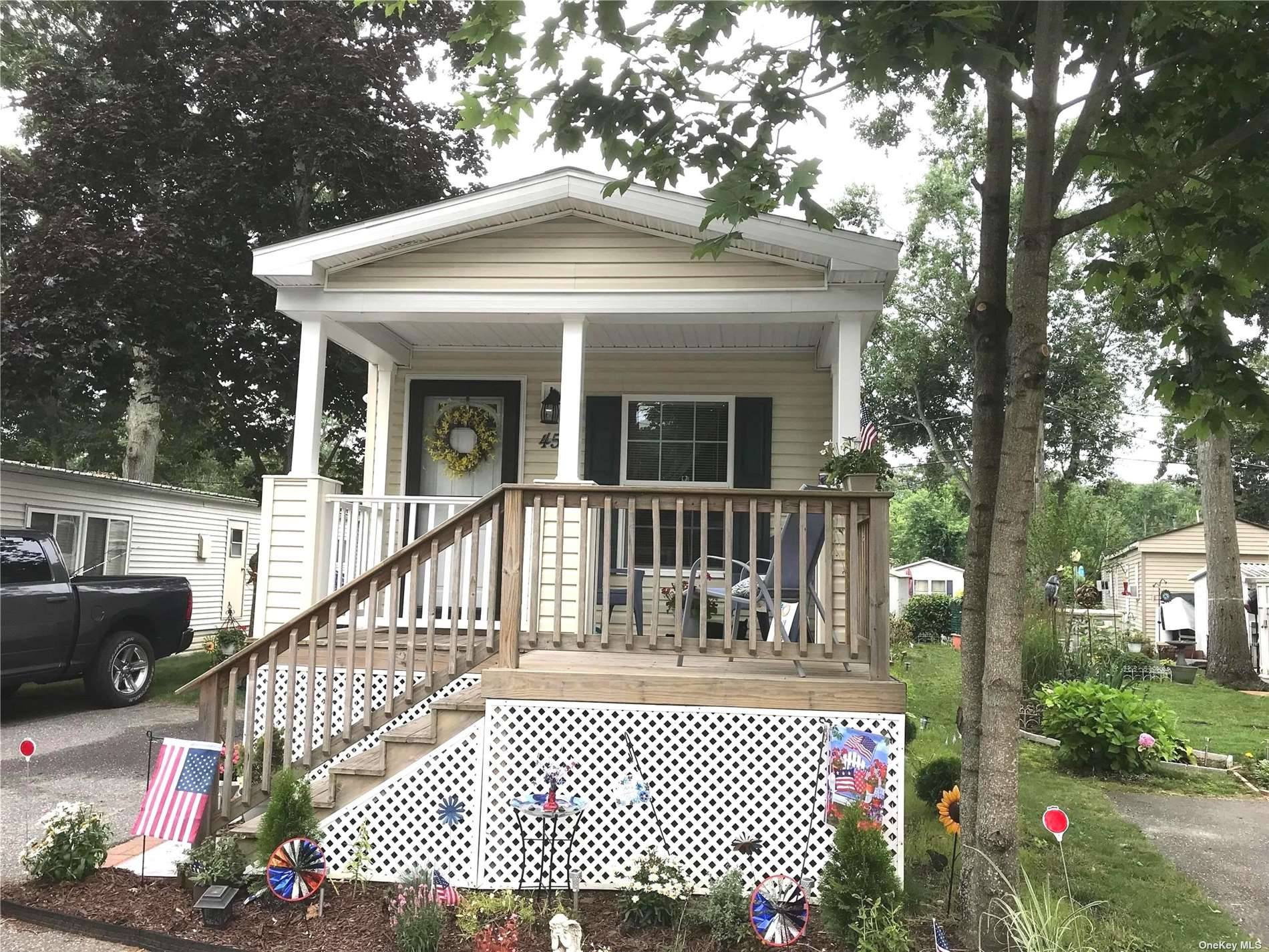 55 Community. Lovely two bedroom home built in 2015.