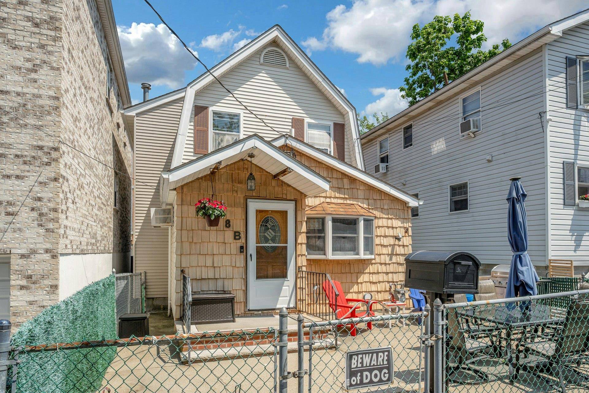 This is a very spacious coop unit nestled in the Edgewater Park Community.
