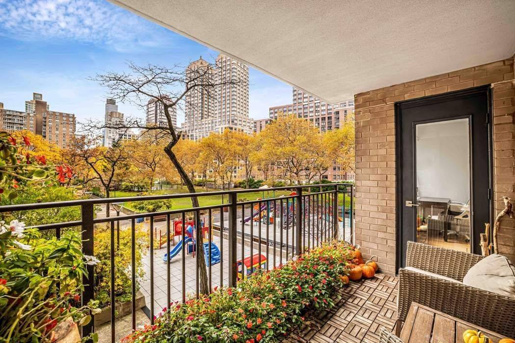 Housed in one of the buildings most desired lines, Apt 2J looks out onto the private gardens and parks of Lincoln Towers.