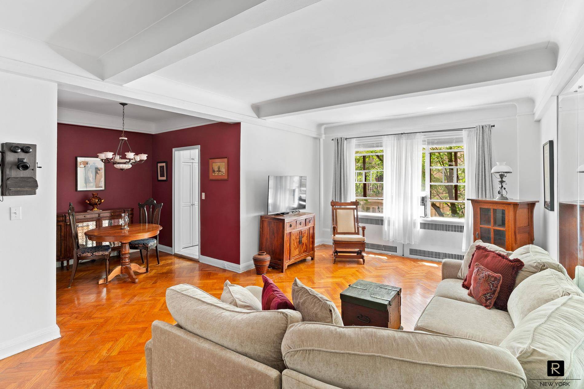 This elegant and spacious one bedroom apartment enjoys a very sunny southern exposure over the building's inner garden the perfect balance of sun, trees and pin drop quiet.