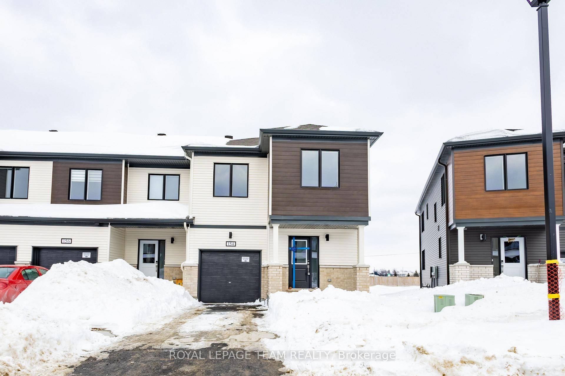 AVAILABLE IMMEDIATELY Beautiful and spacious, brand new End Unit Townhouse in the desired Mattamy's Oxford village neighborhood.
