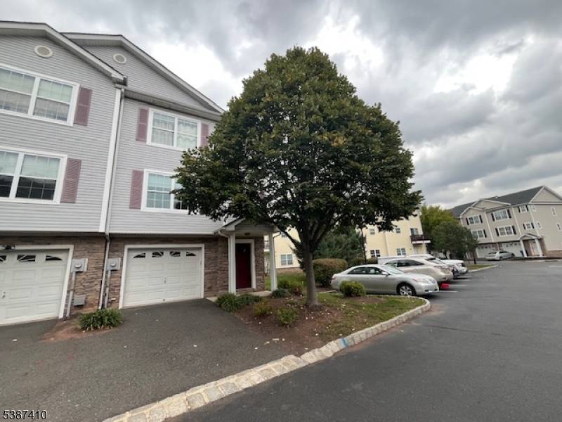 Welcome to this 1500 sqft beautifully maintained 2 bedroom, 2.