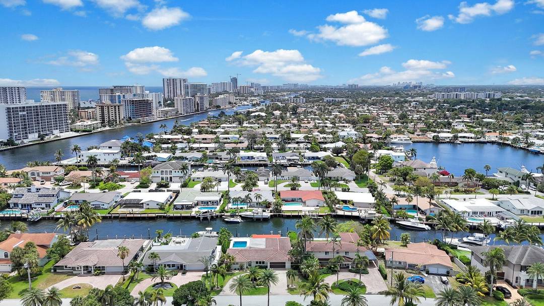 Open plan home on a deep canal truly a boater's delight !