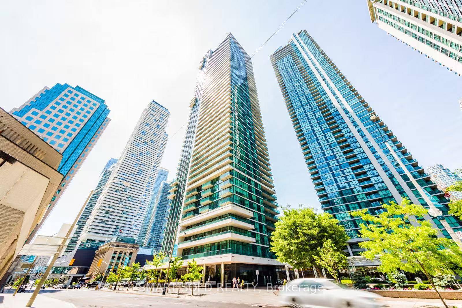 Welcome To The Luxurious Pinnacle Tower In The Heart Of Downtown Toronto !