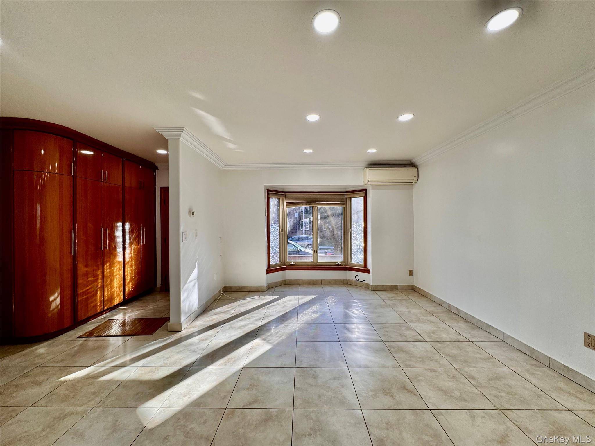 Discover this spacious and charming single family home, perfect for comfortable living and entertaining !