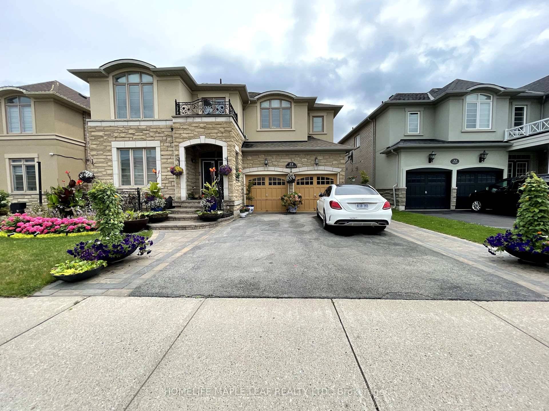 Gorgeous Detached spacious beautifully landscaped house !