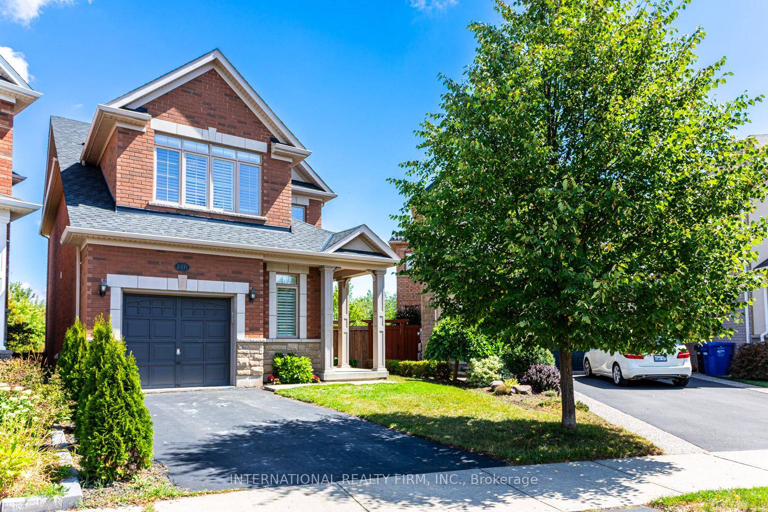 BEAUTIFULLY DESIGNED 4 1 BEDROOM, 4 WASHROOM FAMILY HOME PERFECTLY SITUATED ON A QUIET CRESCENT IN OAKVILLE'S SOUGHT AFTER WESTMOUNT COMMUNITY.