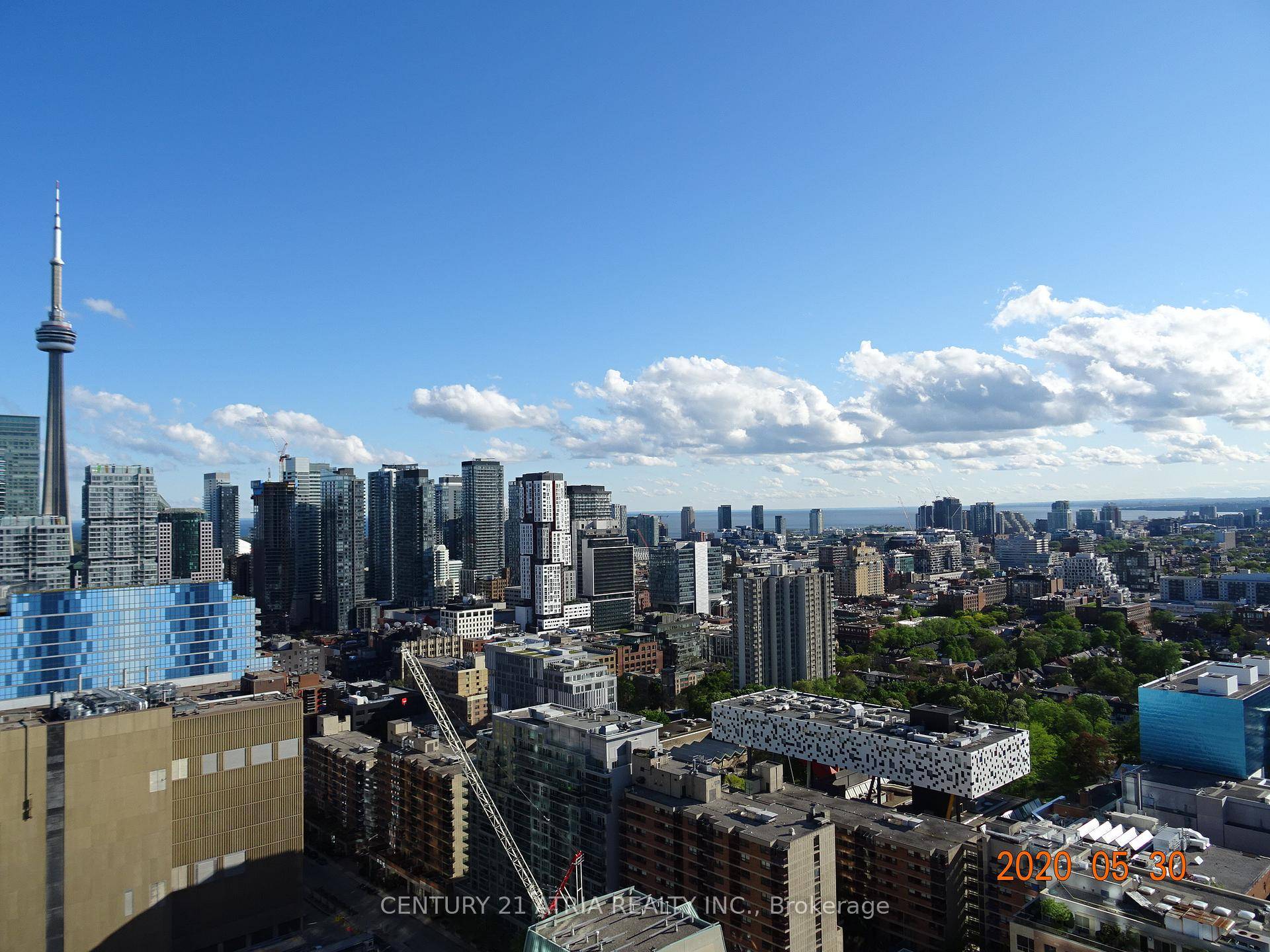 Bright And Spacious 2 1 Suite, Has Floor To Ceiling Windows, Panoramic View of The City, Cn Tower And Lake.