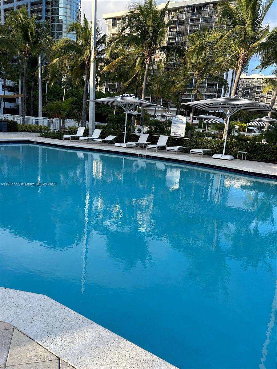 emarks Remarks Beautiful 1 bedroom, 1 bathroom condo at the luxurious Skyline at Brickell !