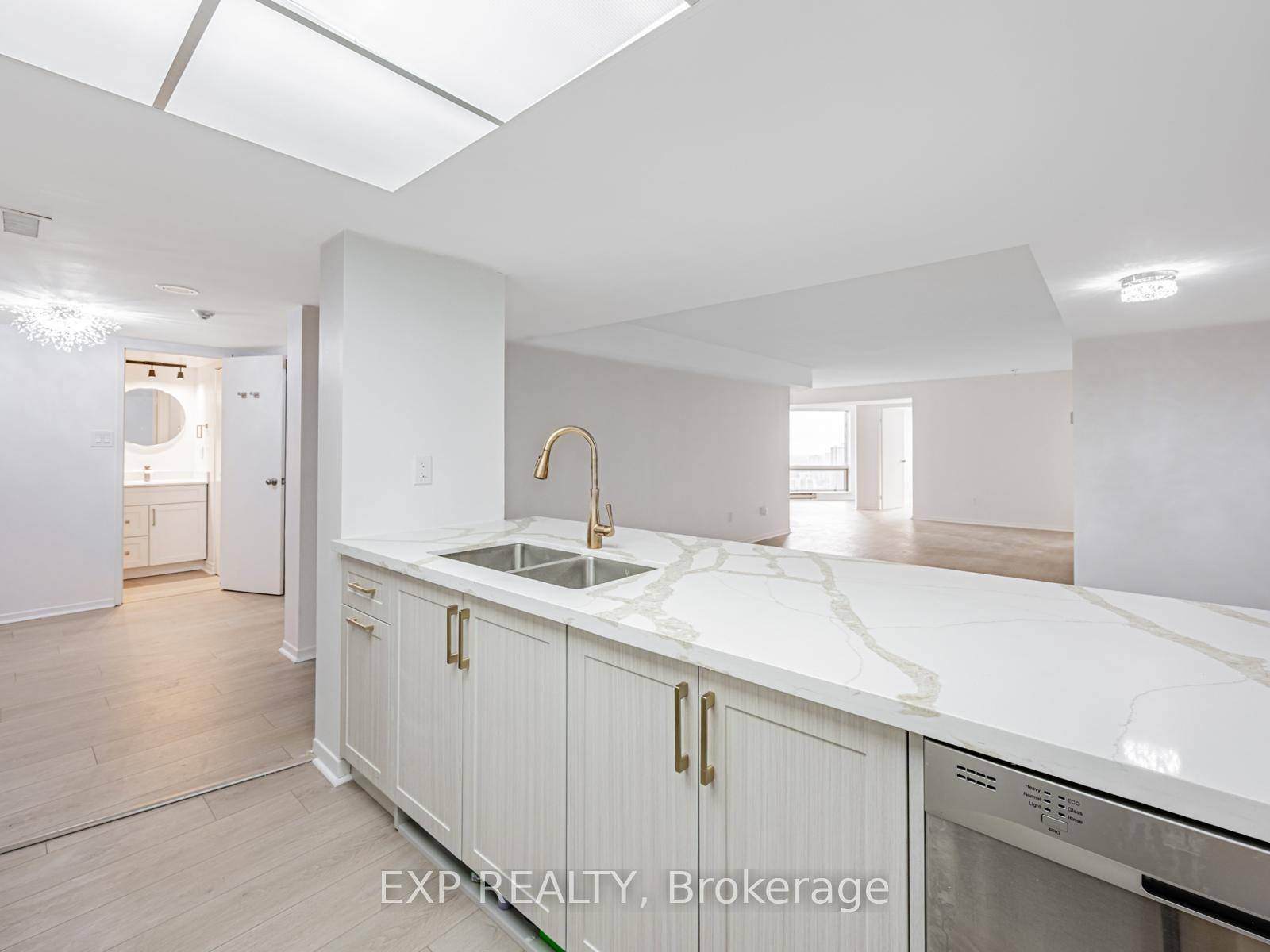 Luxurious 2 Bedroom 2 Den Suite at 1001 Bay St, Fully Renovated amp ; Exceptionally Spacious !