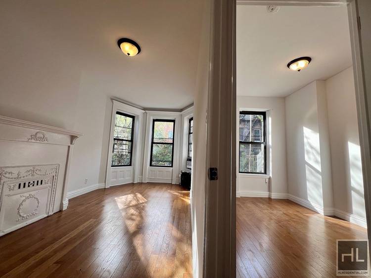 4, 200 3BR 2BA Bedstuy Townhouse Original Details amp ; Modern Updates Video available on Instagram nycrooms4nomads 1000sftThermostatIn unit laundry Hardwood floorsClosets throughoutDecorative fireplace Sunny Bay window living room w ...