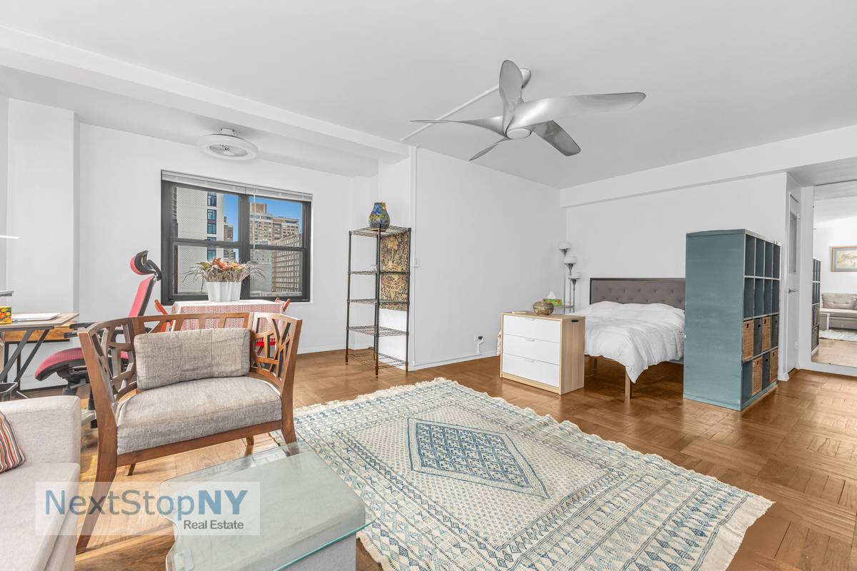 This well maintained alcove studio offers an unmatched living experience bathed in natural light.