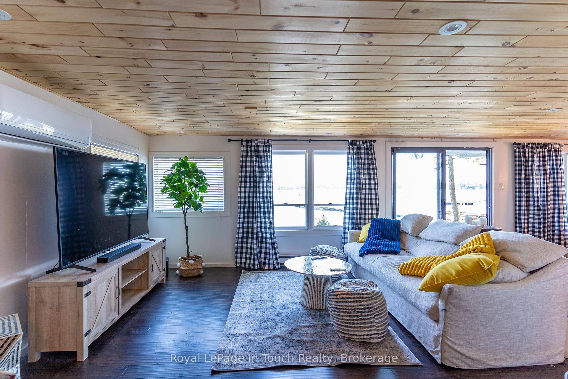 Only a few minutes by boat from local marinas in Honey Harbour and you are at this 4 bedroom cottage on Robert's Island.