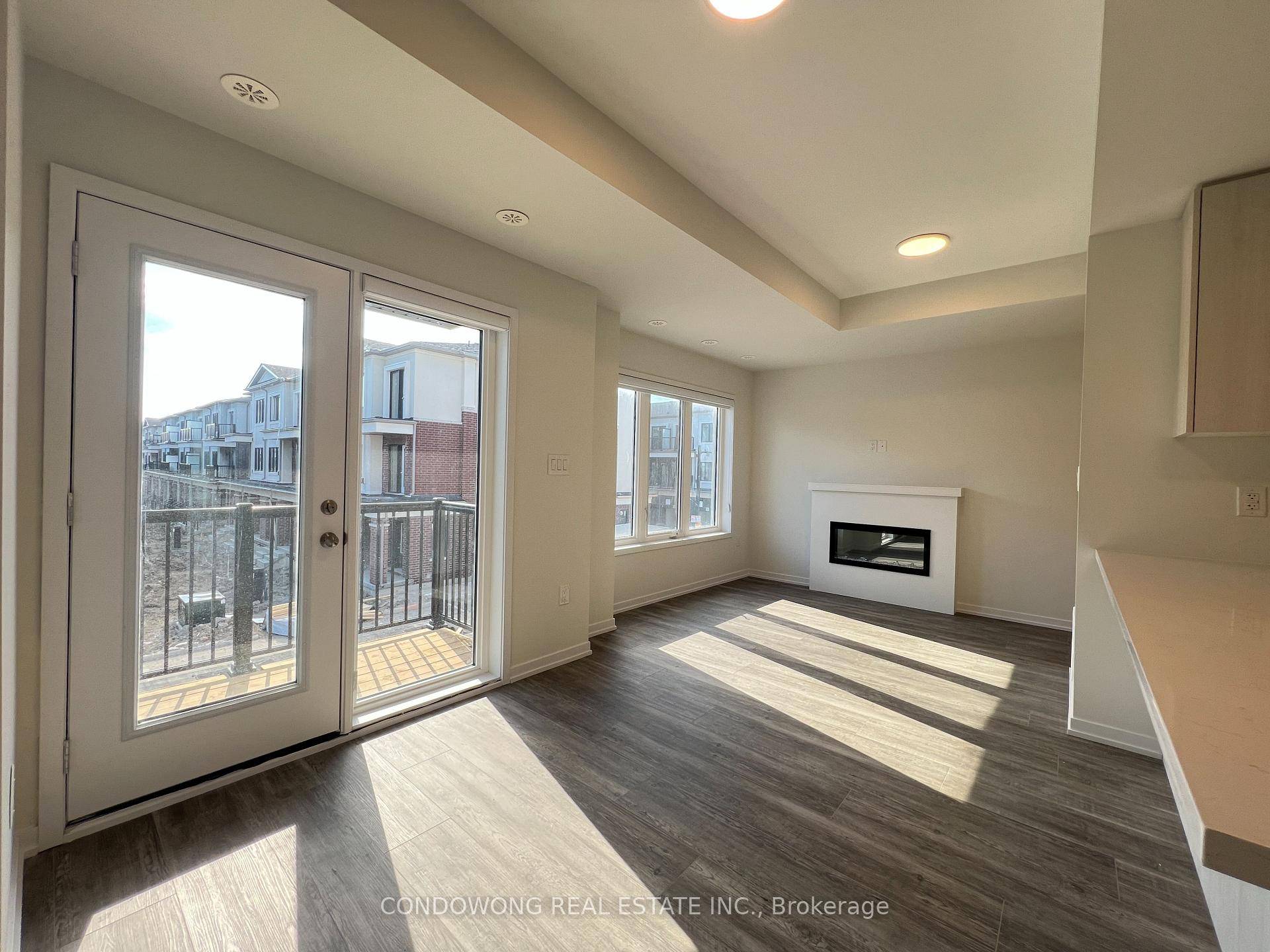 Modern 2 bed, 3. 5 bath townhouse in Legacy Hill.
