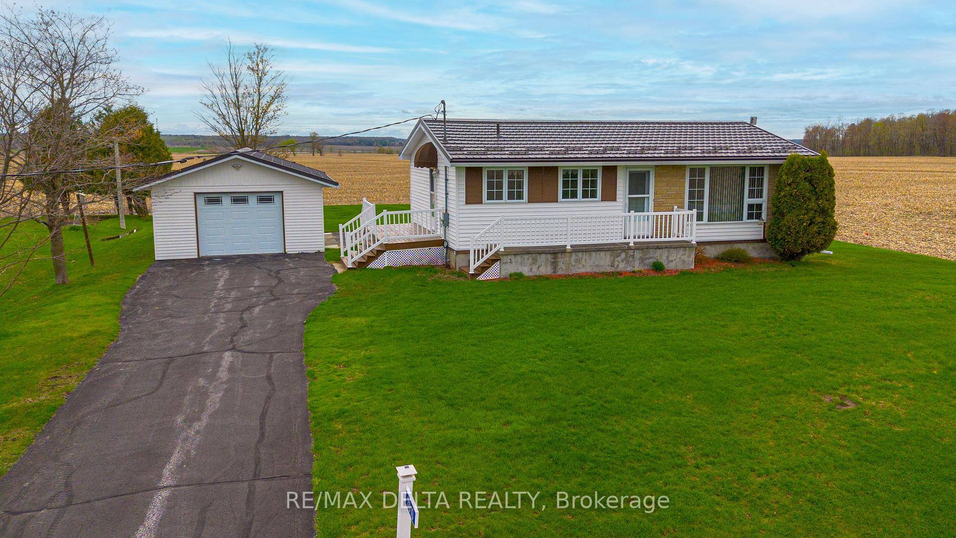 Welcome to this well maintained 2 bedrooms, 1 bathroom home located on a peaceful street.