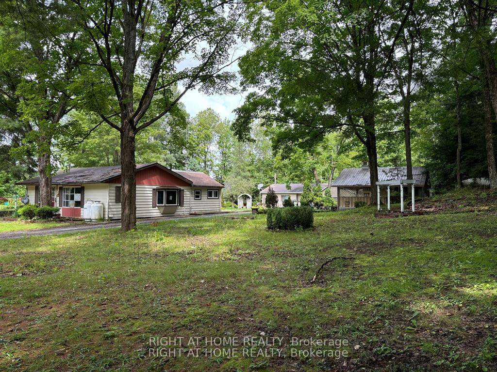 3 DETACHED HOUSES ON JUST SHY OF AN ACRE WITH 2 SEPARATE LOT 'S 2162 amp ; 2176 INVESTORS, HANYDYMEN AND THOSE WITH AN EYE OF THE MIND !