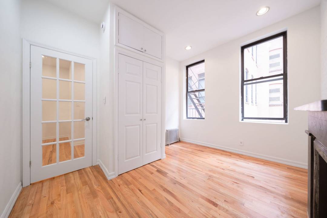 APARTMENT FEATURESQueen Sized BedroomsDishwasherDeco FireplaceWhite Kirchen CabinetsFrench DoorsLarge ClosetsBUILDING FEATURES Laundry In BuildingVideo IntercomLocated in prime Chelsea, 340 West 17th Street offers easy access to the A, C, E, and ...