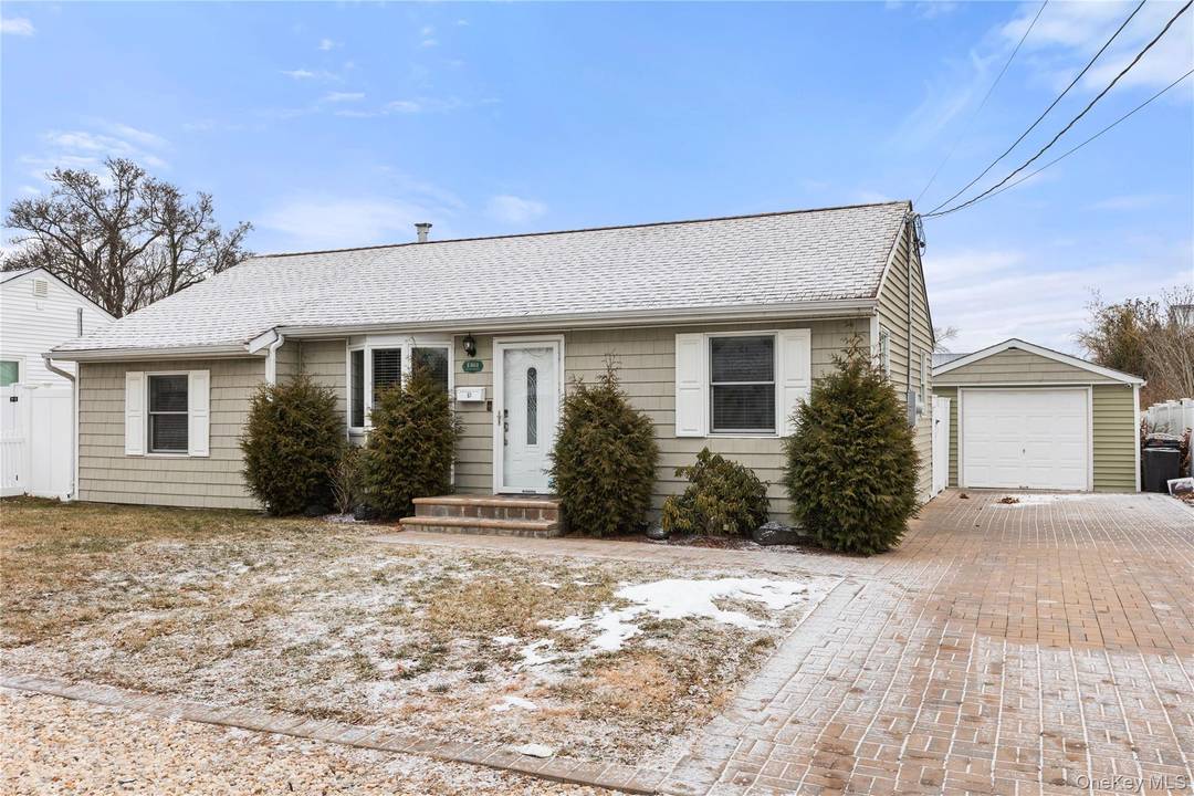 Lovely 3 bedroom 1 full bath Ranch located in Brightwaters Farms !