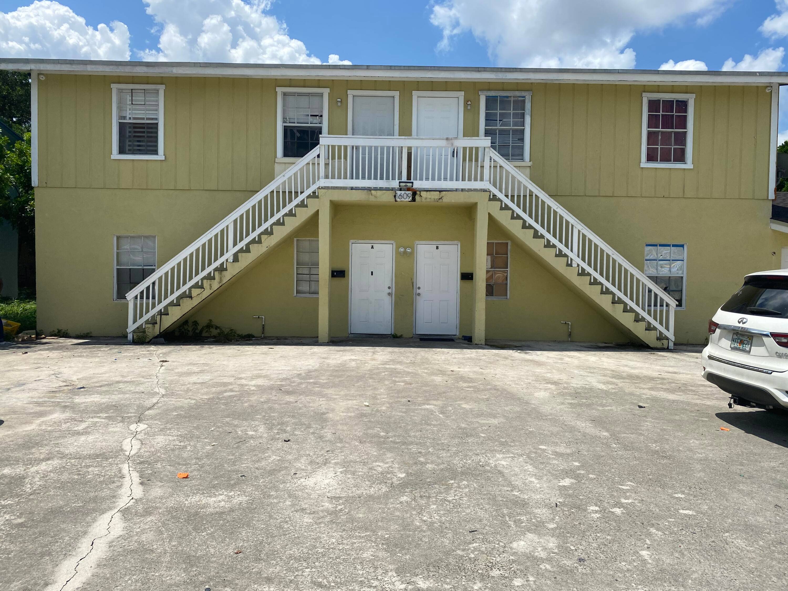 Big townhouse available for immediate rent.