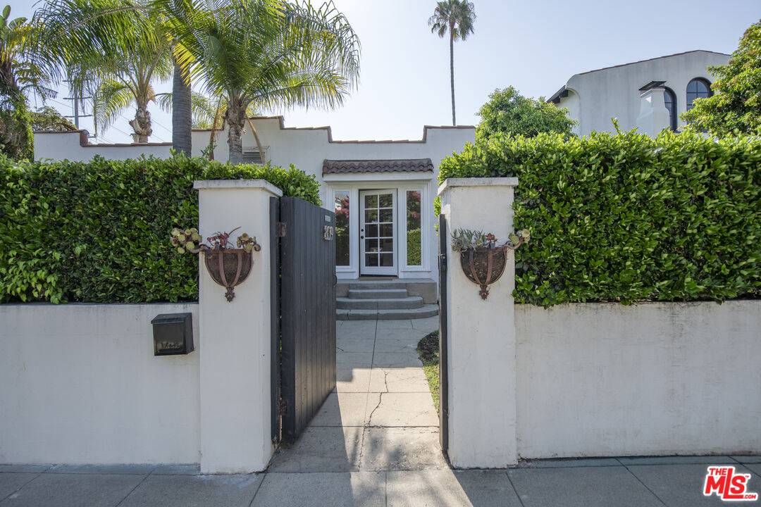 809  N Stanley Ave 2BR Hollywood Hills East La
