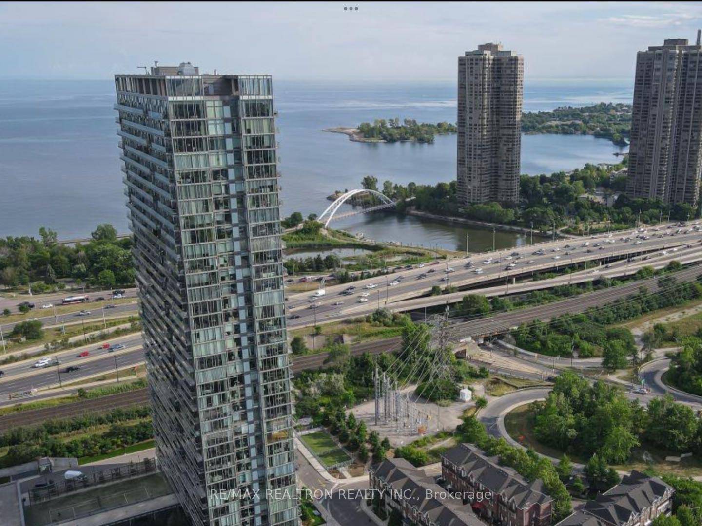 Luxurious Lifestyle At Windermere And Queensway By The Lake !