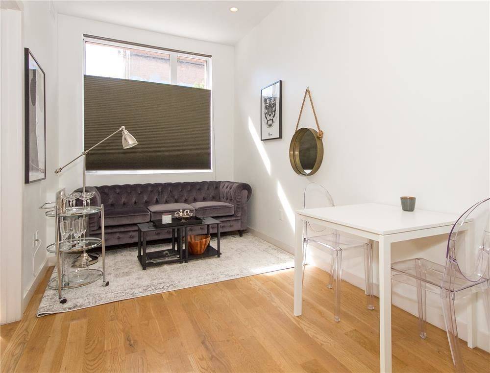 PRICE IMPROVEMENTEnter your mini townhouse duplex and enjoy its crisp modern architecture, it's sunny southern exposure, loft ceiling, convivial open kitchen, 1 1 2 bathrooms, private laundry, and unique convenience ...