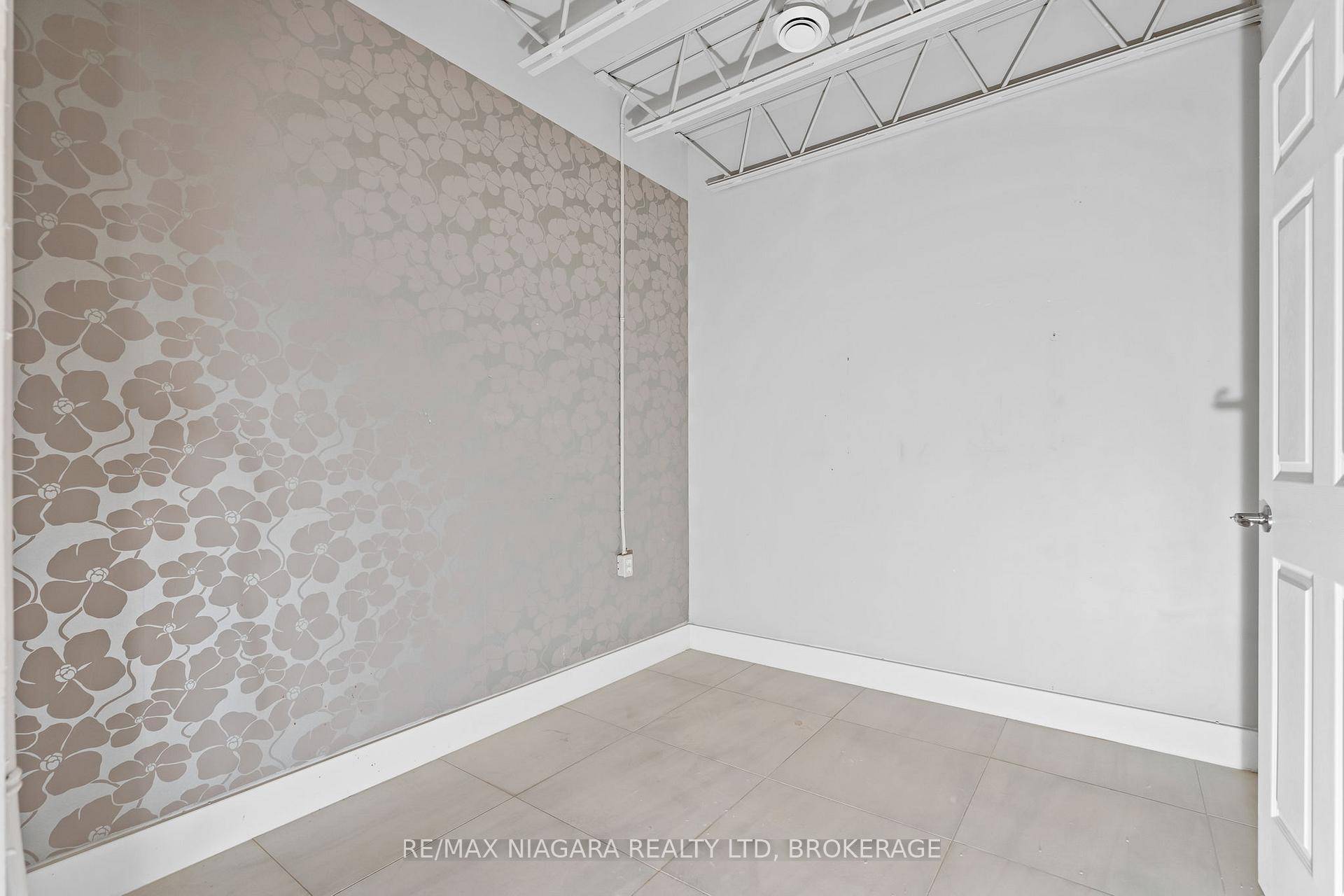 Office space available in Premium High Traffic location in Downtown Fonthill.
