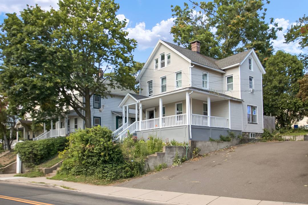 3 bed, 2. 5 bath colonial on bus line and close to I 95, South Norwalk Train Station, and shopping centers.