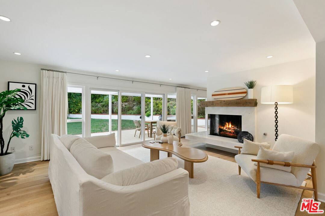 30751 La Brisa Dr 5.0 Malibu LA