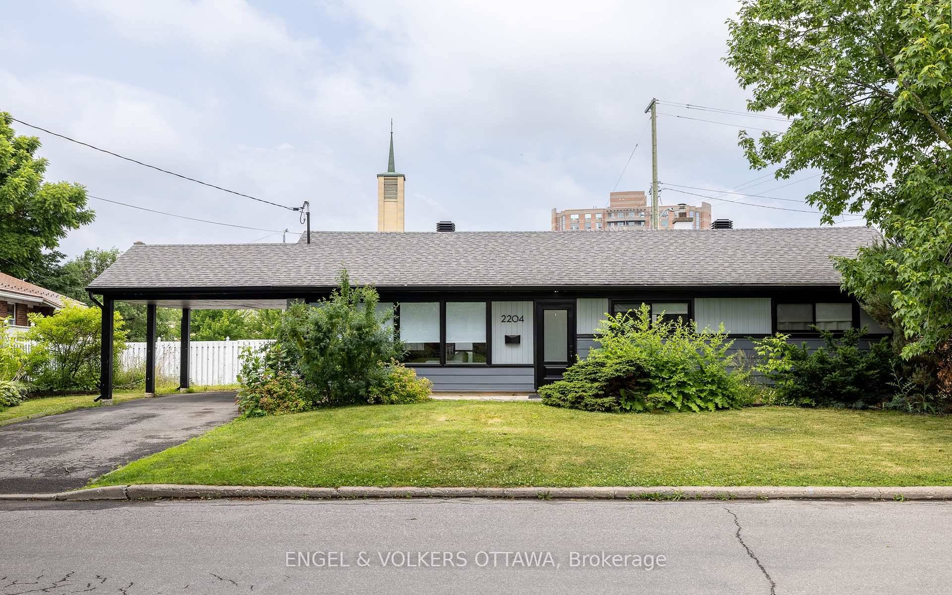 2204 Utah Street is a beautifully updated 4 bedroom den, 3 bathroom bungalow on one of Alta Vistas most loved streets.