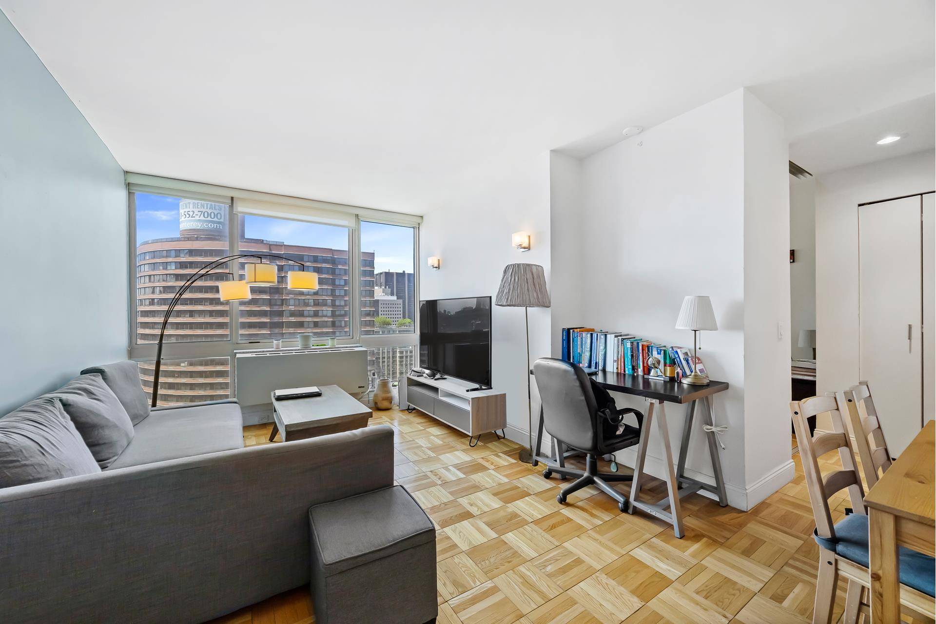 Perched high on the 27th floor of a luxury full service building, this spacious alcove studio with pocket door dividers offers breathtaking open views, modern finishes, and a flexible layout ...