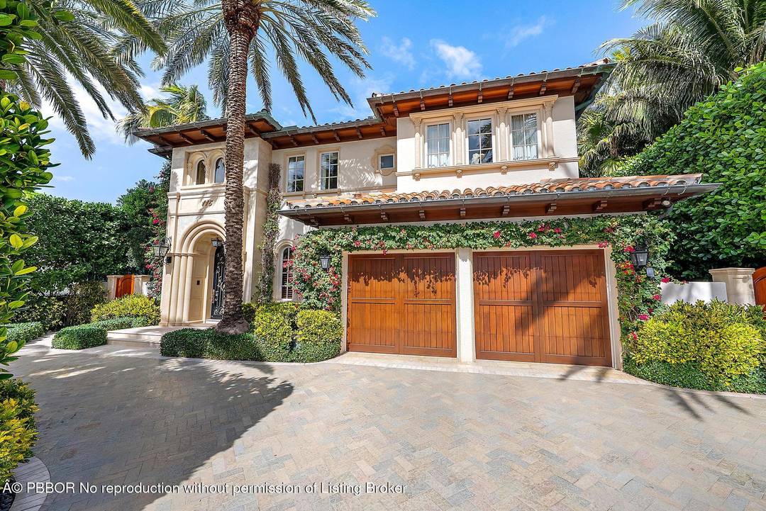 Fabulous in town location just moments to the ocean, Lake Trail, Worth Avenue, and premier dining.