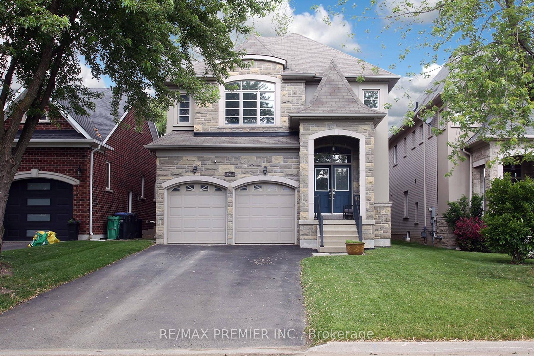 Welcome to 1525 Barbertown Rd a beautifully appointed 4 bed, 4 bath executive home nestled on a peaceful cul de sac in East Credit.