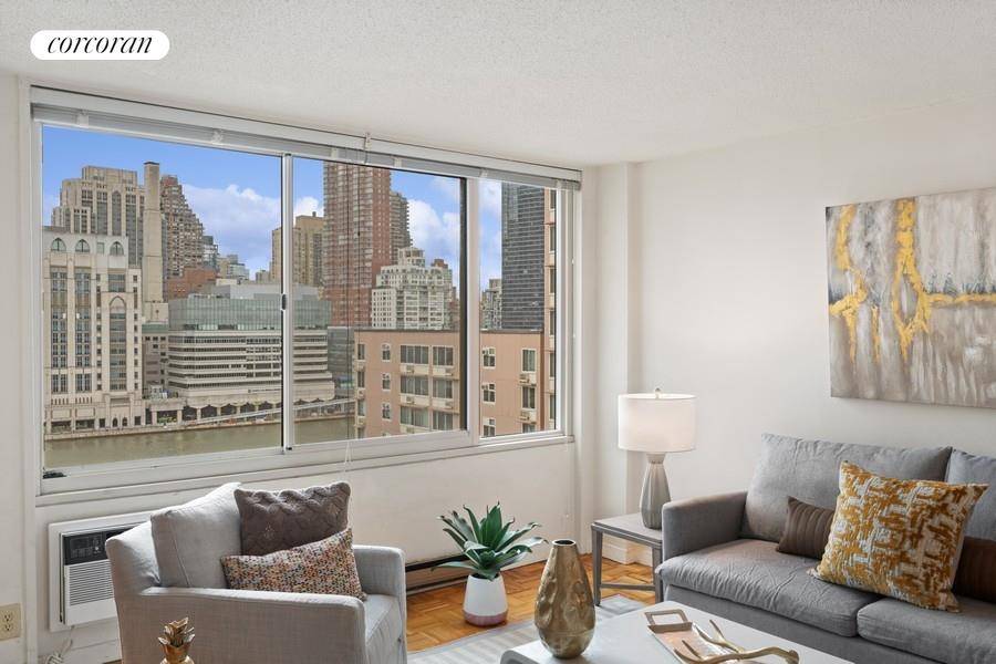 It will be difficult to find a better value in the city than this sun drench suburban style home duplex apartment with spectacular, sweeping views of the Manhattan skyline and ...