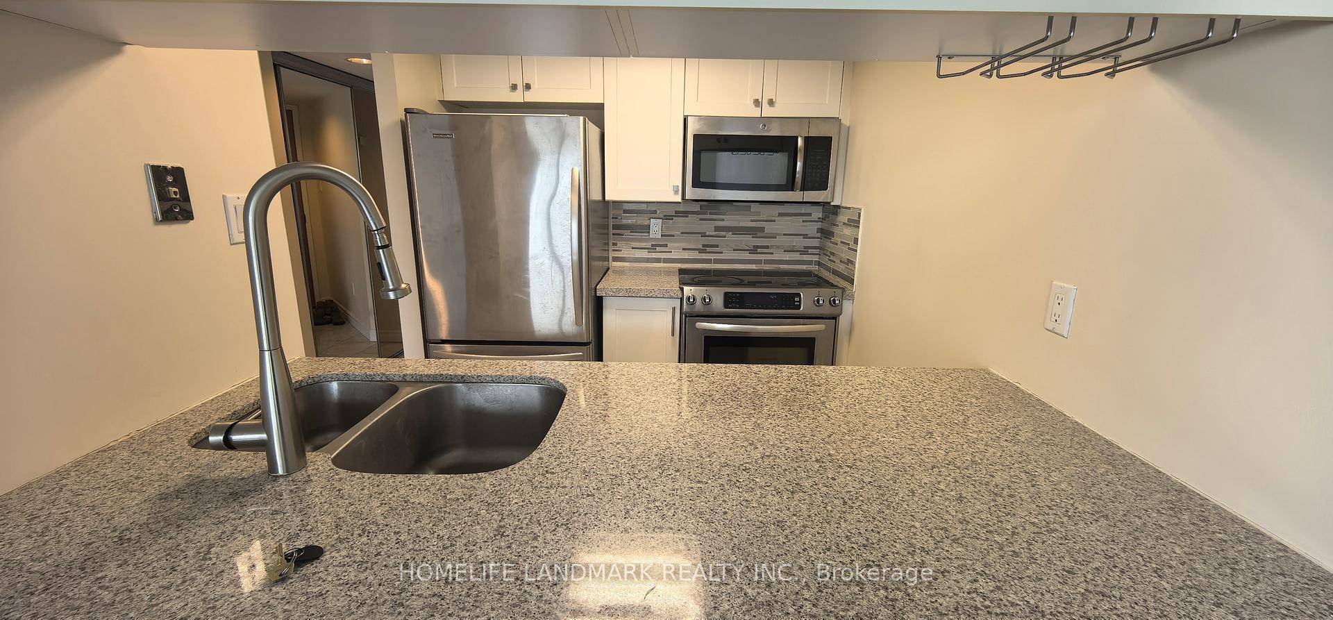 Luxury Downtown Living ! Spacious, sun Filled, South East Facing In Minto Plaza.