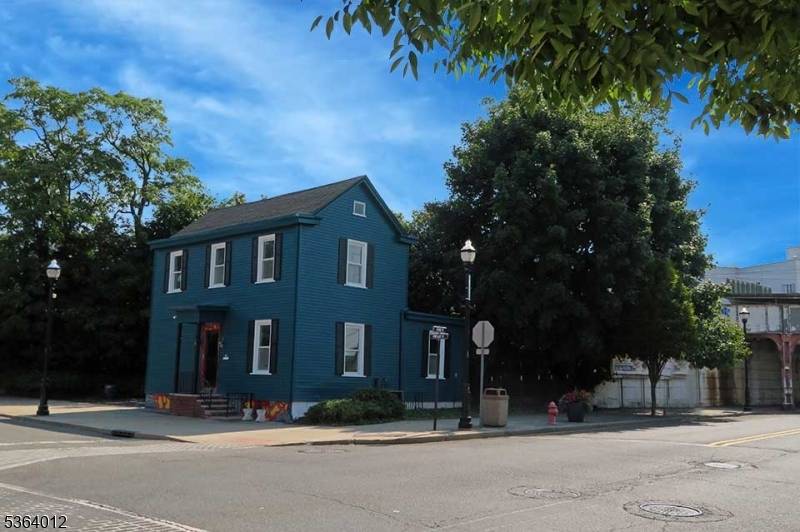 BACK ON MARKET Million dollar location !