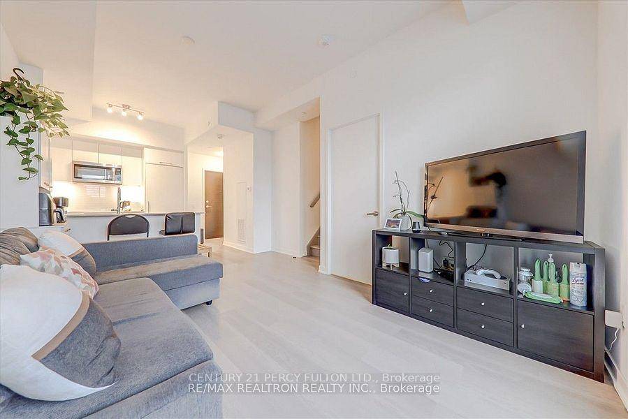 Gorgeous Condo townhouse In Richmond Hills Prestigious Neighborhood.