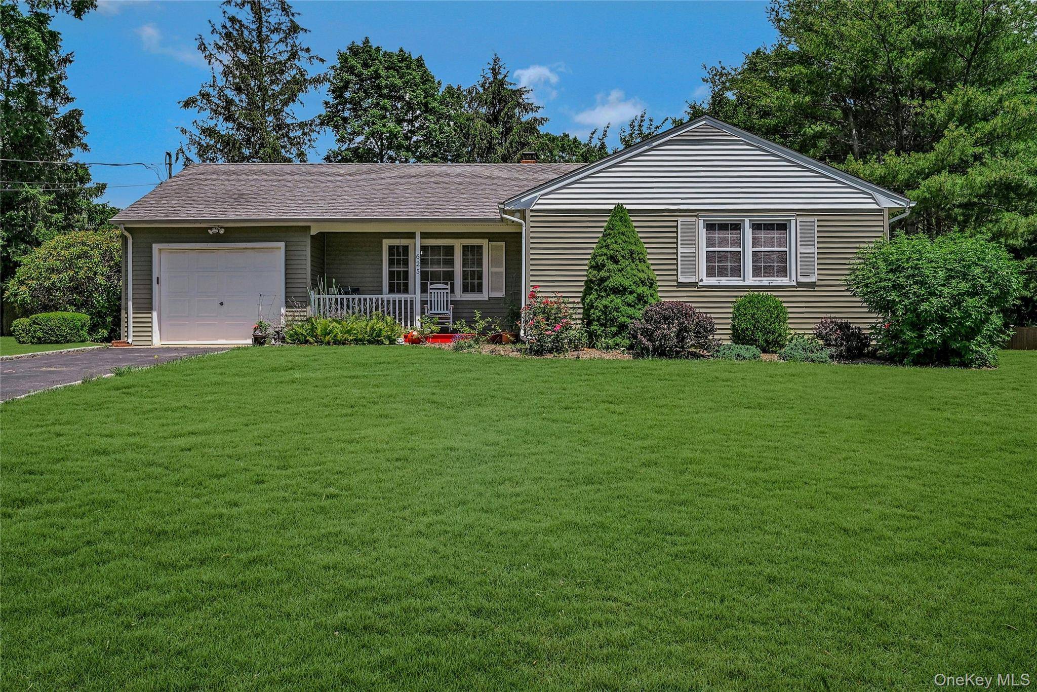 Move right in and start enjoying the North Fork lifestyle !