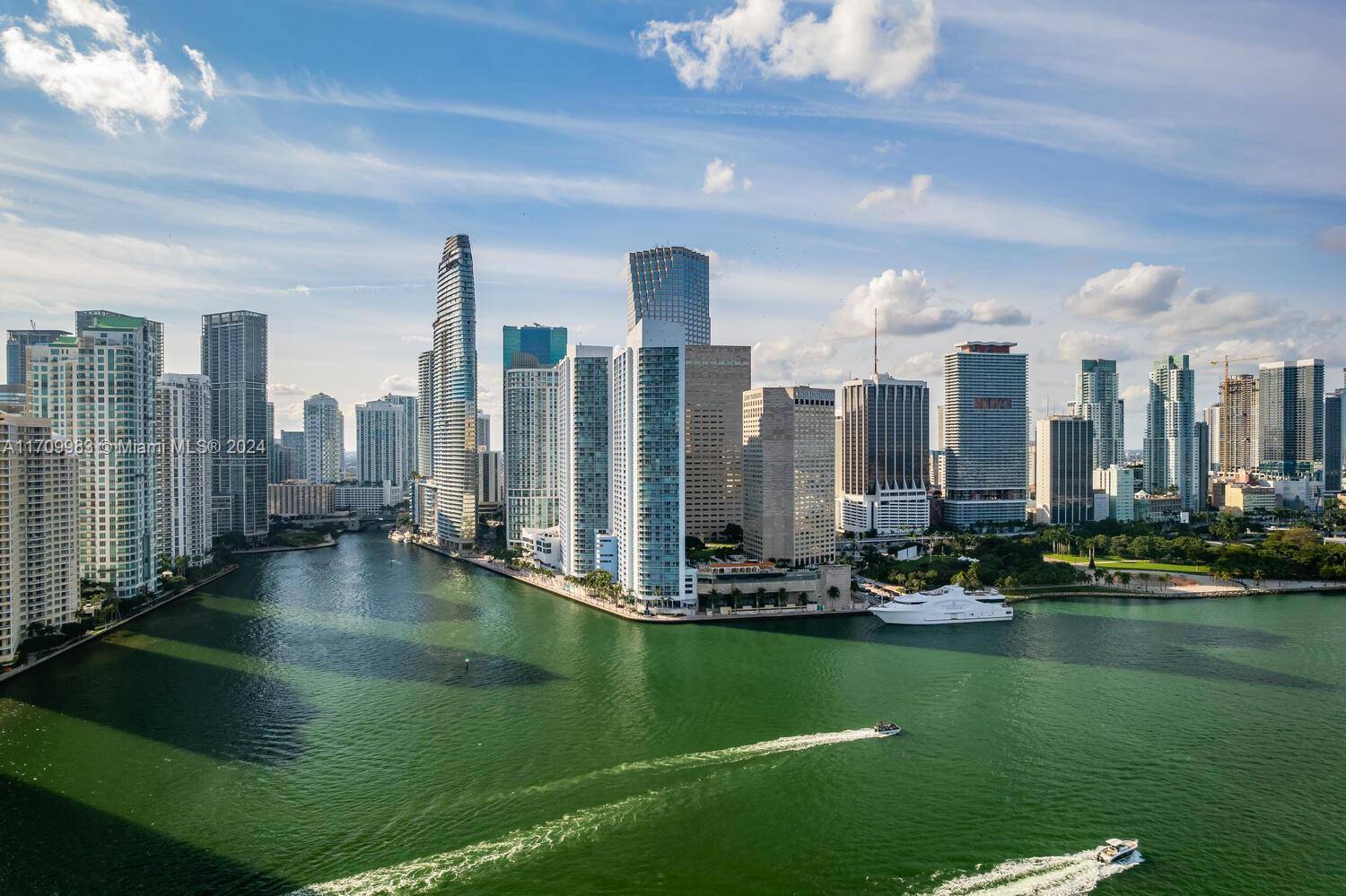 NEW Stunning helicopter water views in every room, beautiful 3 bedrooms 2 bathrooms in a luxury high rise building with 24 hours security, valet parking and concierge, 2 swimming pools, ...