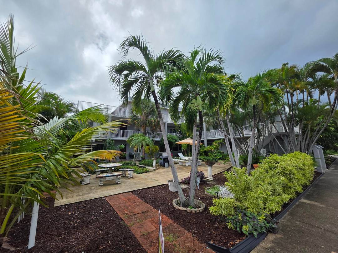 Fantastic investment opportunity to own 10 1 bed 1 bath units, in a condominium that has so much potenial !