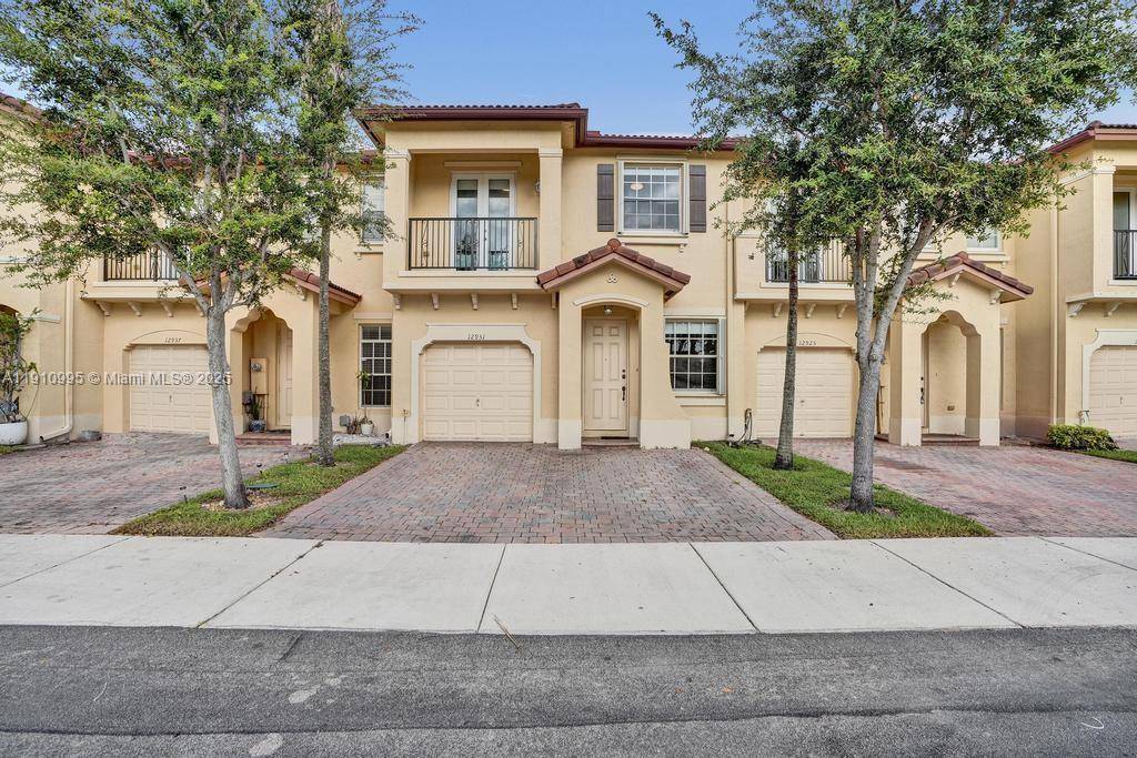 Welcome to Courts at Tuscany, a highly desirable and well maintained community in West Kendall.