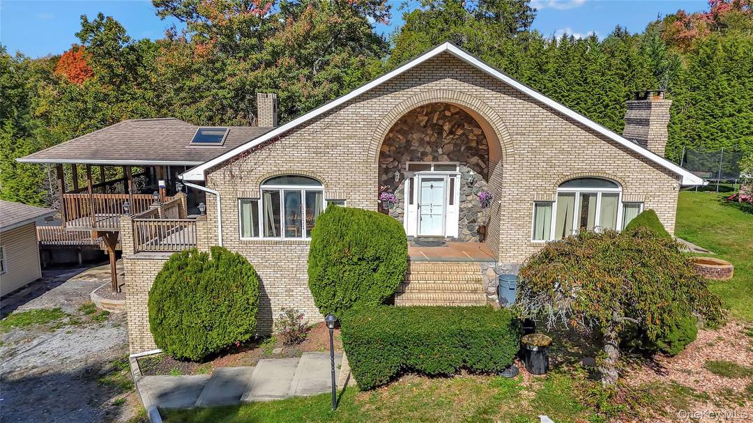 Spacious 4 Bedroom Ranch with Lake Rights to Beaver Dam Lake Welcome to 111 Sycamore Dr, this expansive 3, 600 sq.