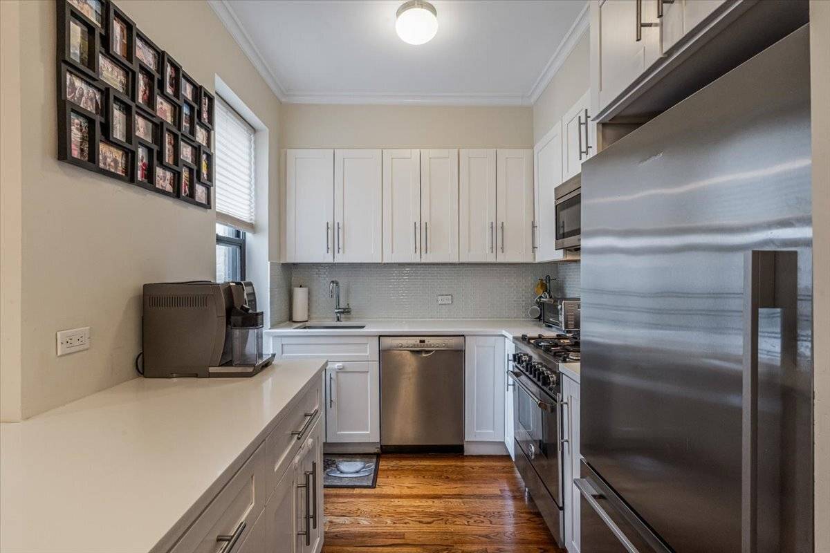 Situated in the beautiful Astoria Lights complex, this stunningly renovated two bedroom apartment has a large two bedroom layout and is conveniently located just one flight up !