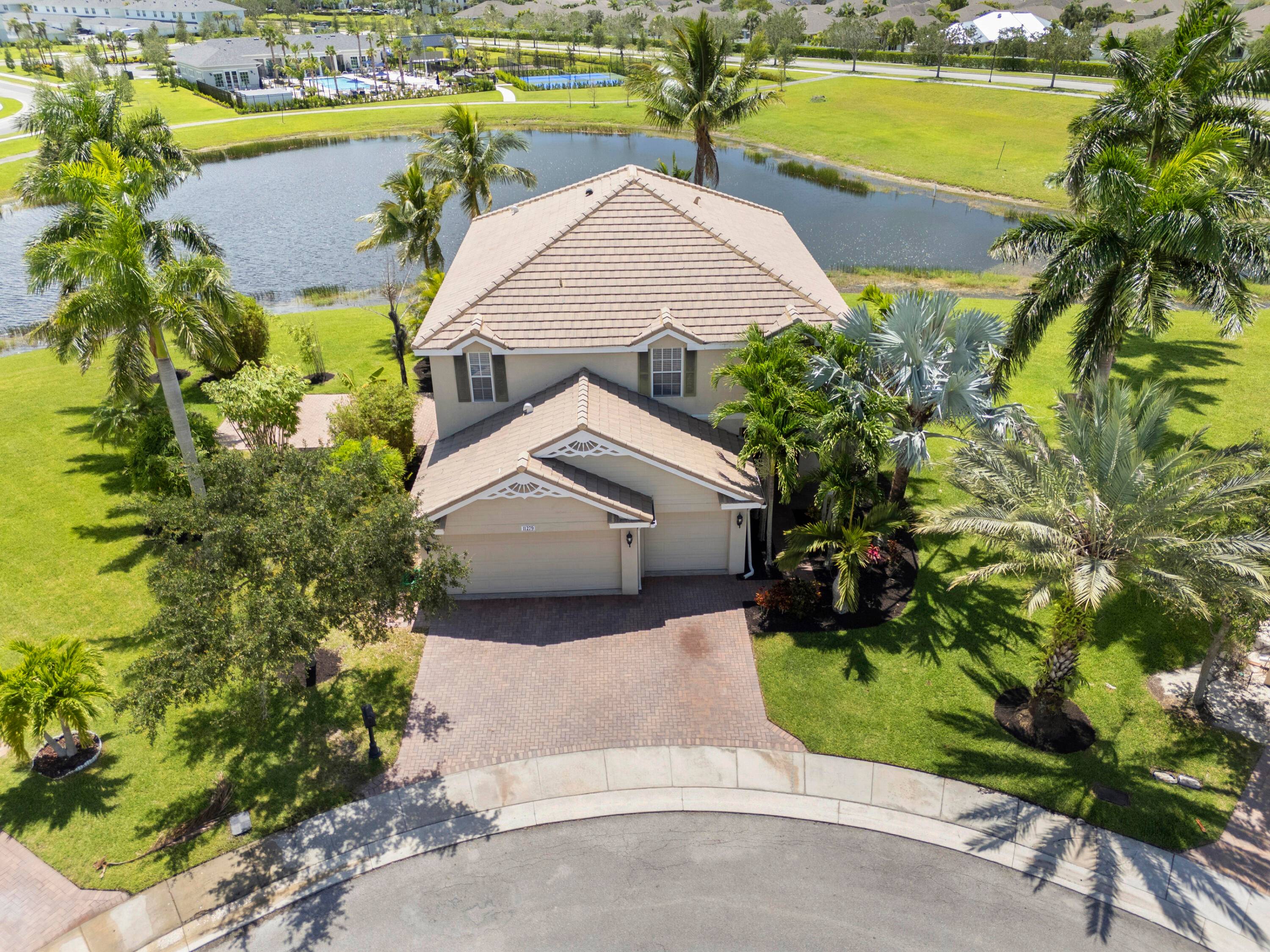 LAKESIDE LOCATION IN THE HEART OF TRADITION !