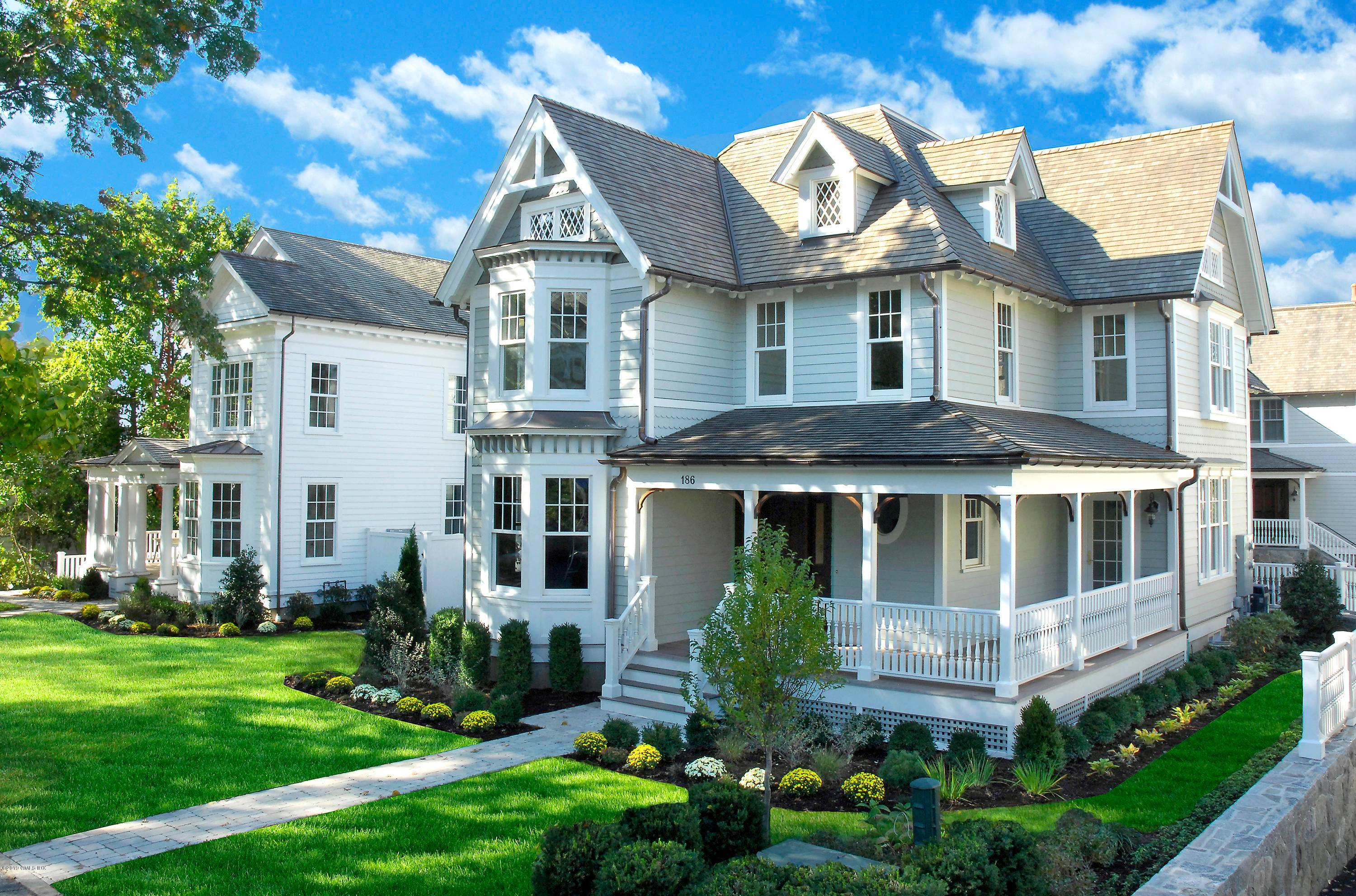 A wonderful opportunity to live in town !