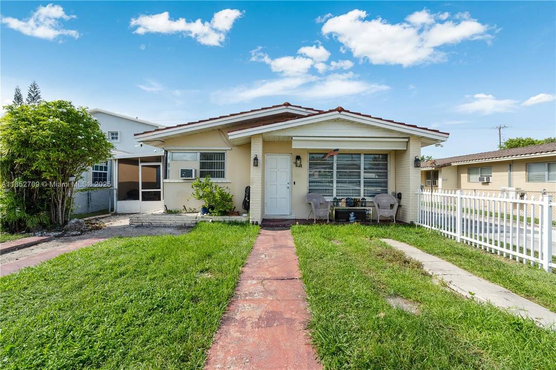 Must See Duplex in the Heart of Westchester This unique and centrally located duplex offers incredible potential in the highly desirable Westchester area just minutes from supermarkets, schools, and public ...